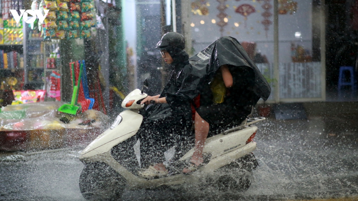 mua lon gio tan tam, nguoi dan tp.hcm bi bom ve nha hinh anh 8