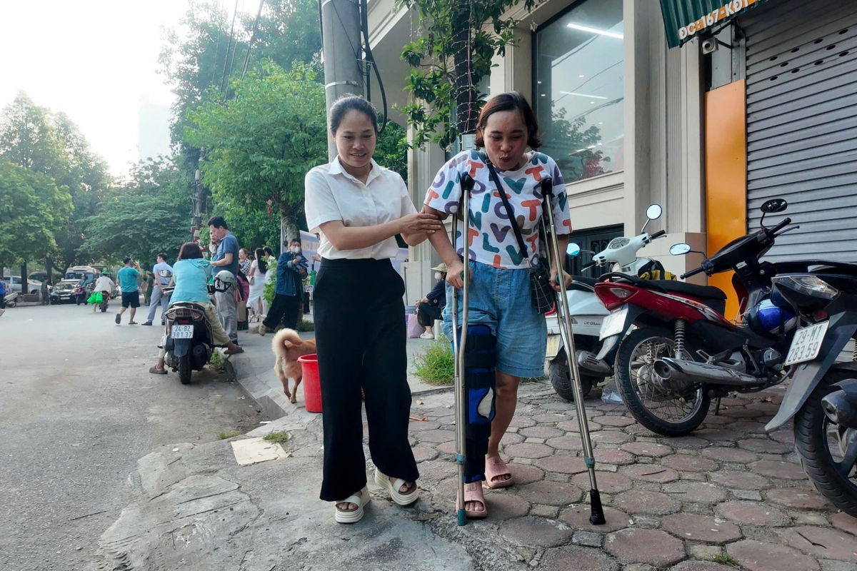 Mẹ chống nạng đến điểm thi động viên con trong kỳ thi "chọi khủng" vào chuyên Sở