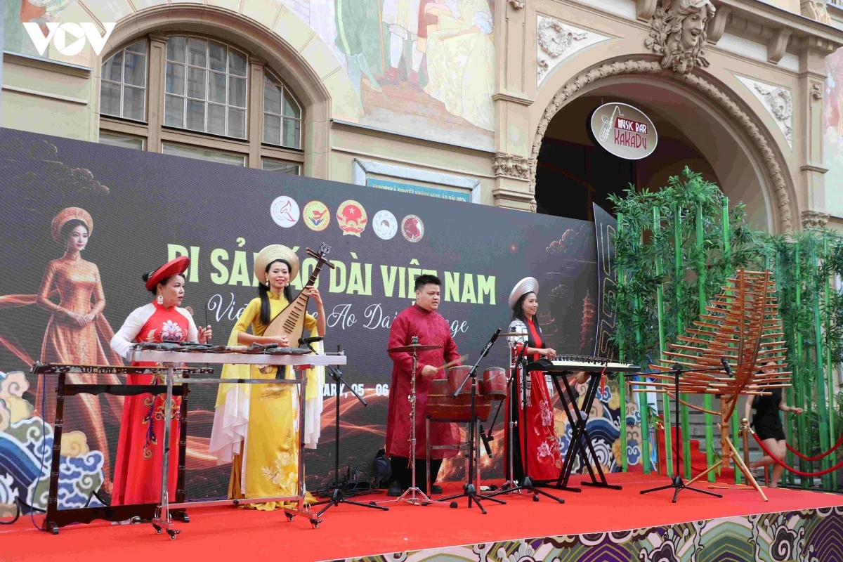 ruc ro khong gian van hoa viet nam tai kinh do dien anh karlovy vary hinh anh 4