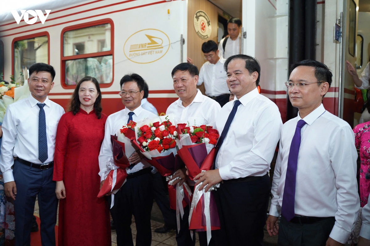 Doan tau bach mai dau tien dua hon 500 y bac si den lam viec tai co so ninh binh hinh anh 14