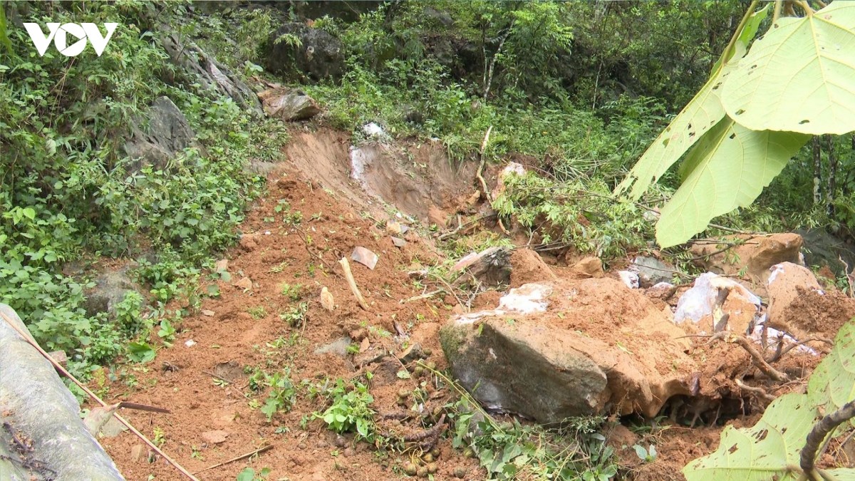 dong loc trong dem, tang da 40 tan lan xuong khu vuc nha dan o cao bang hinh anh 2
