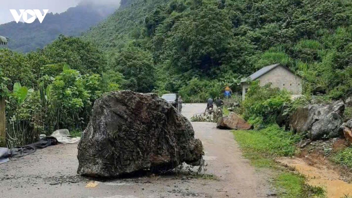 dong loc trong dem, tang da 40 tan lan xuong khu vuc nha dan o cao bang hinh anh 4