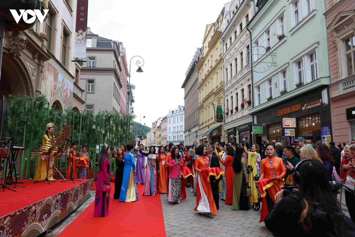ruc ro khong gian van hoa viet nam tai kinh do dien anh karlovy vary hinh anh 5