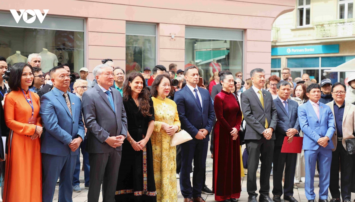 ruc ro khong gian van hoa viet nam tai kinh do dien anh karlovy vary hinh anh 1