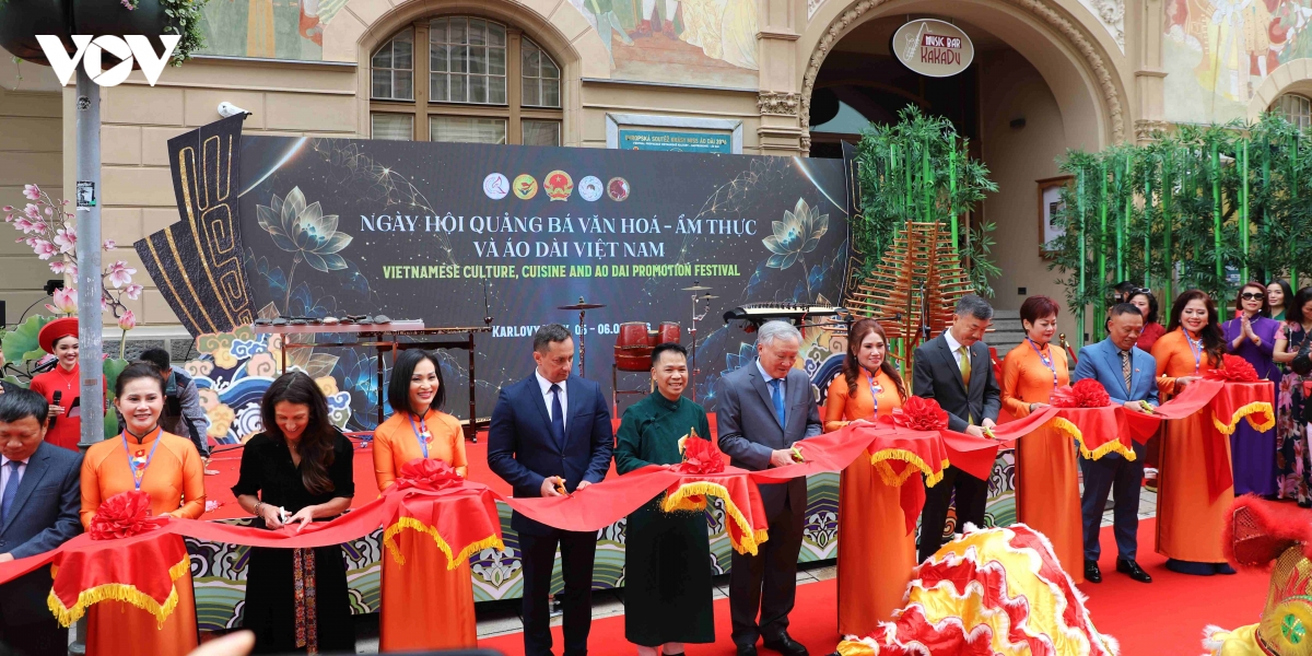 ruc ro khong gian van hoa viet nam tai kinh do dien anh karlovy vary hinh anh 2