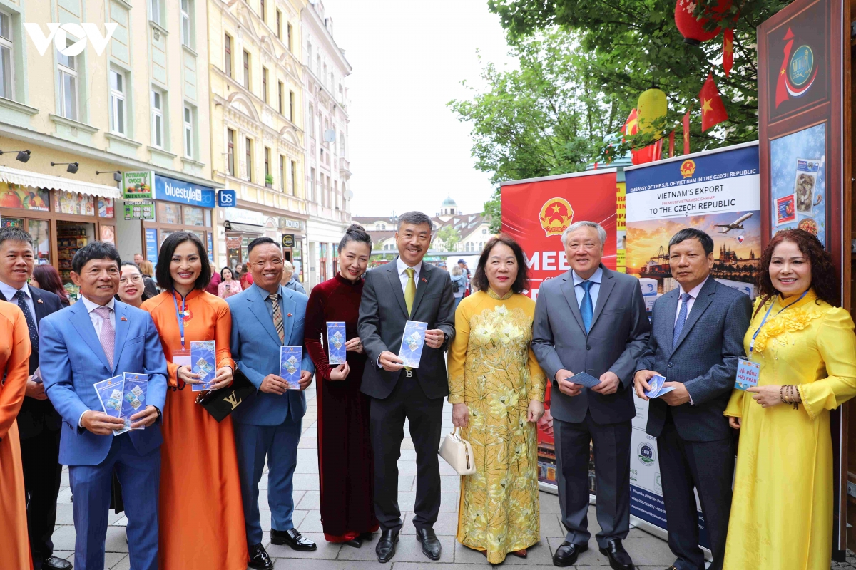ruc ro khong gian van hoa viet nam tai kinh do dien anh karlovy vary hinh anh 3