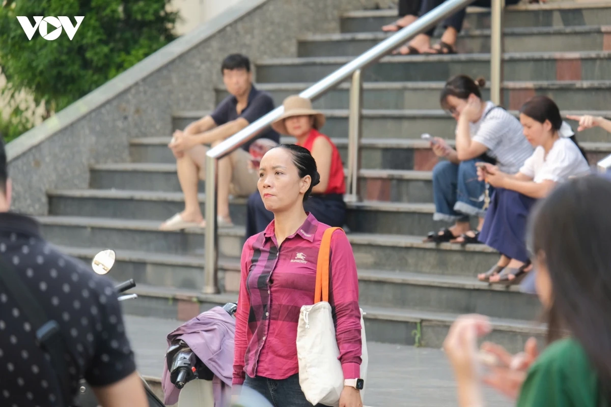 con vao phong thi chuyen su pham, phu huynh moi mat ngong theo hinh anh 9