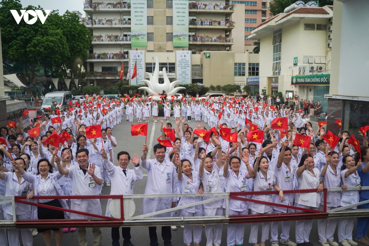  Doan tau bach mai dau tien dua hon 500 y bac si den lam viec tai co so ninh binh hinh anh 10