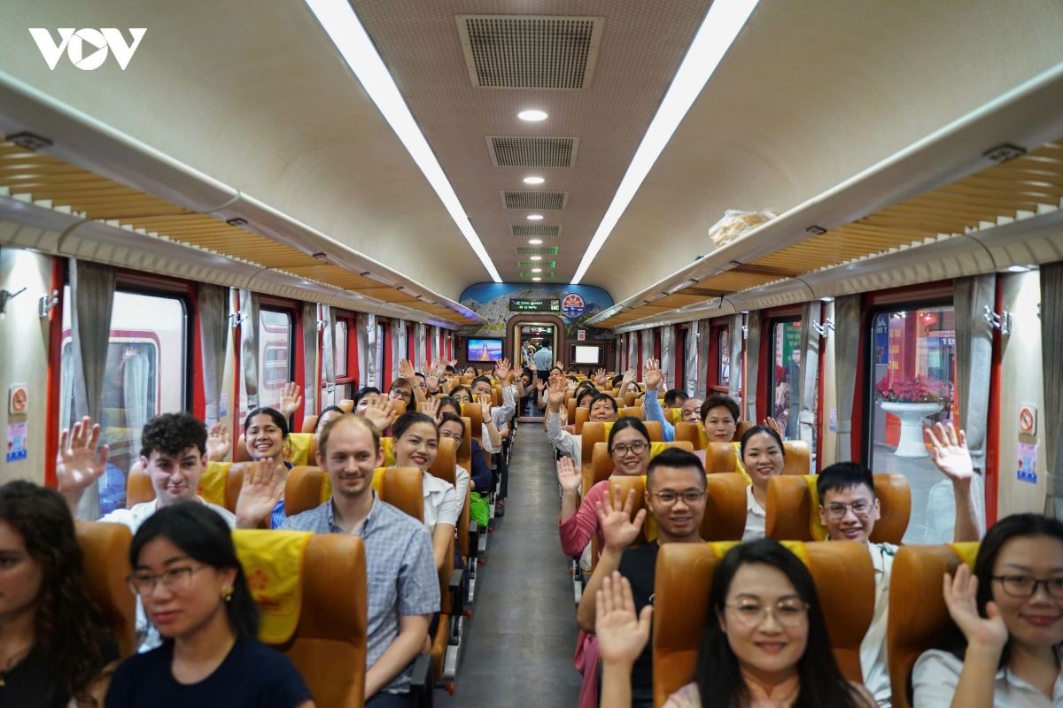 "Đoàn tàu Bạch Mai" đầu tiên đưa hơn 500 y bác sĩ đến làm việc tại cơ sở Ninh Bình