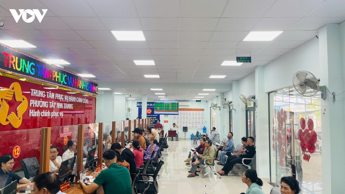 khanh hoa de xuat tam dung tuyen dung hon 400 cong chuc hinh anh 1