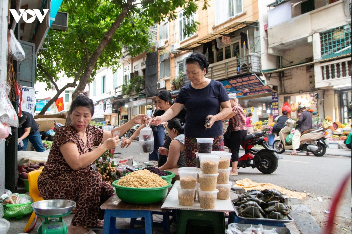 nguoi dan day tu 5h sang, tat bat sam do diet sau bo trong ngay tet Doan ngo hinh anh 6