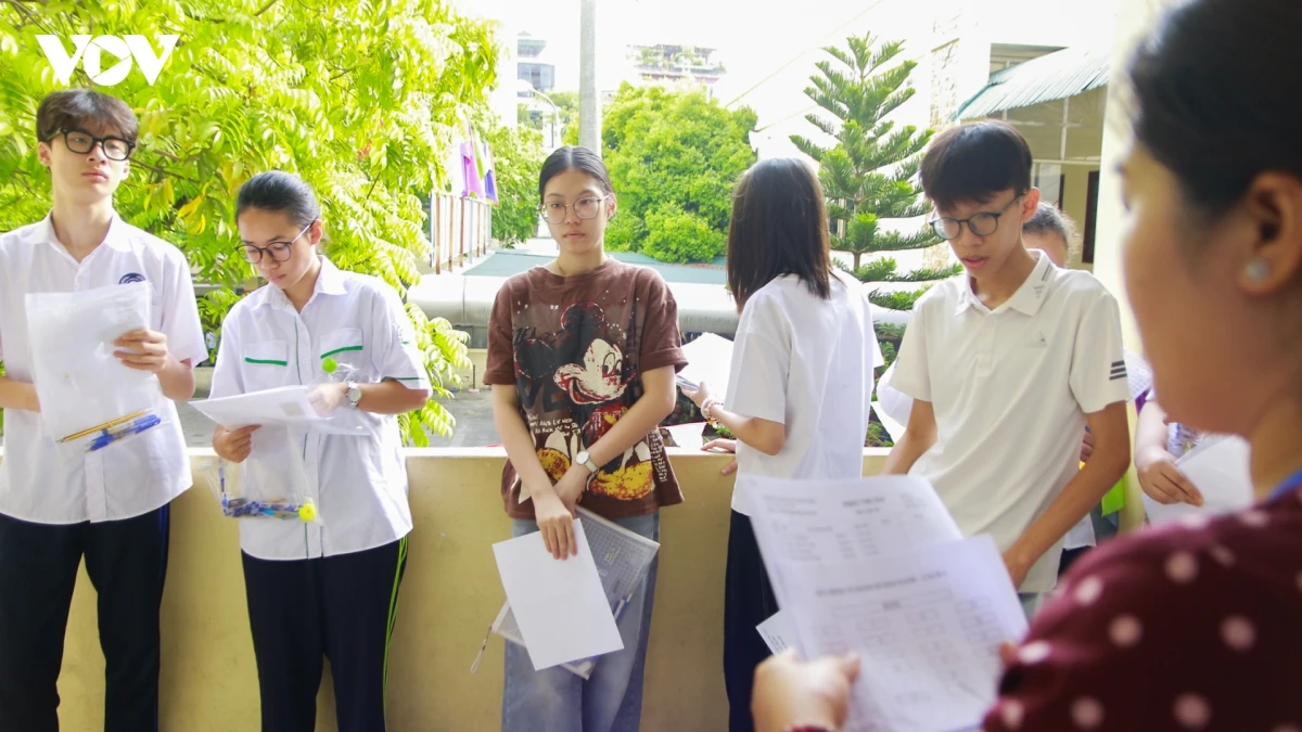 con vao phong thi chuyen su pham, phu huynh moi mat ngong theo hinh anh 12