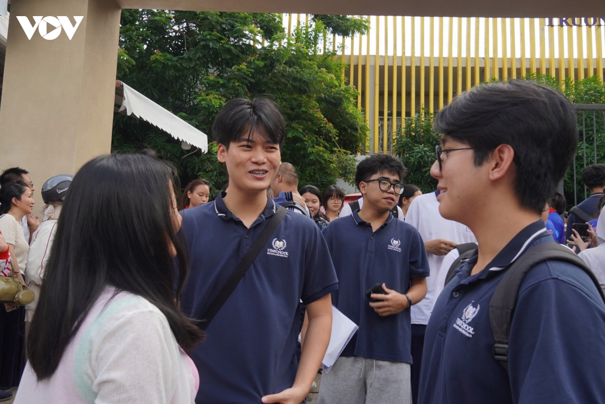 thi sinh tp.hcm keu de ngu van dai, kho dat diem cao hinh anh 2
