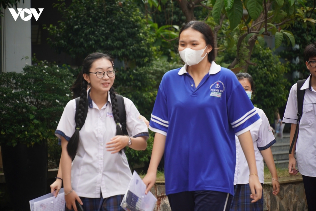 thi sinh tp.hcm keu de ngu van dai, kho dat diem cao hinh anh 1