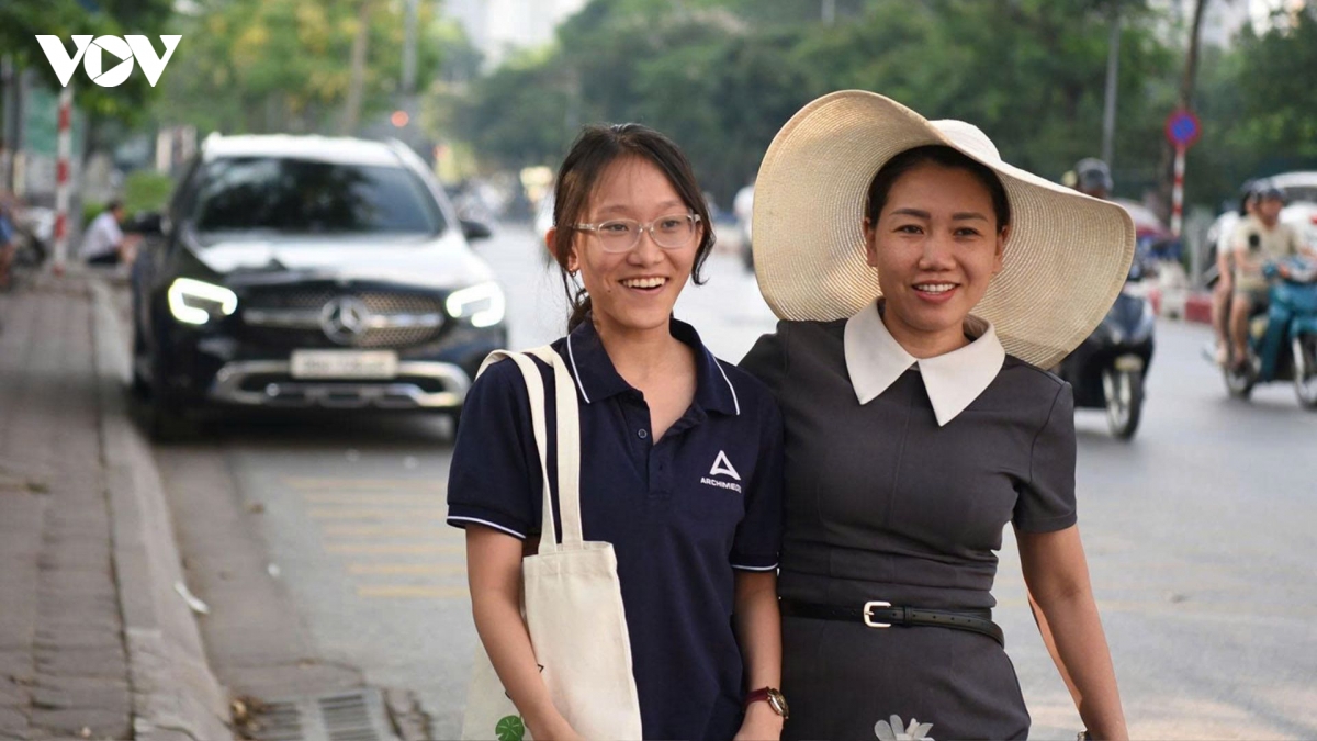 me chong nang den diem thi dong vien con trong ky thi choi khung vao chuyen so hinh anh 2
