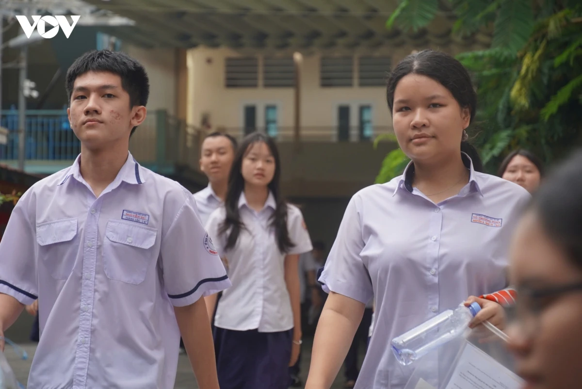 De van thi lop 10 tp.hcm gan voi thuc te, co tinh phan hoa hinh anh 1