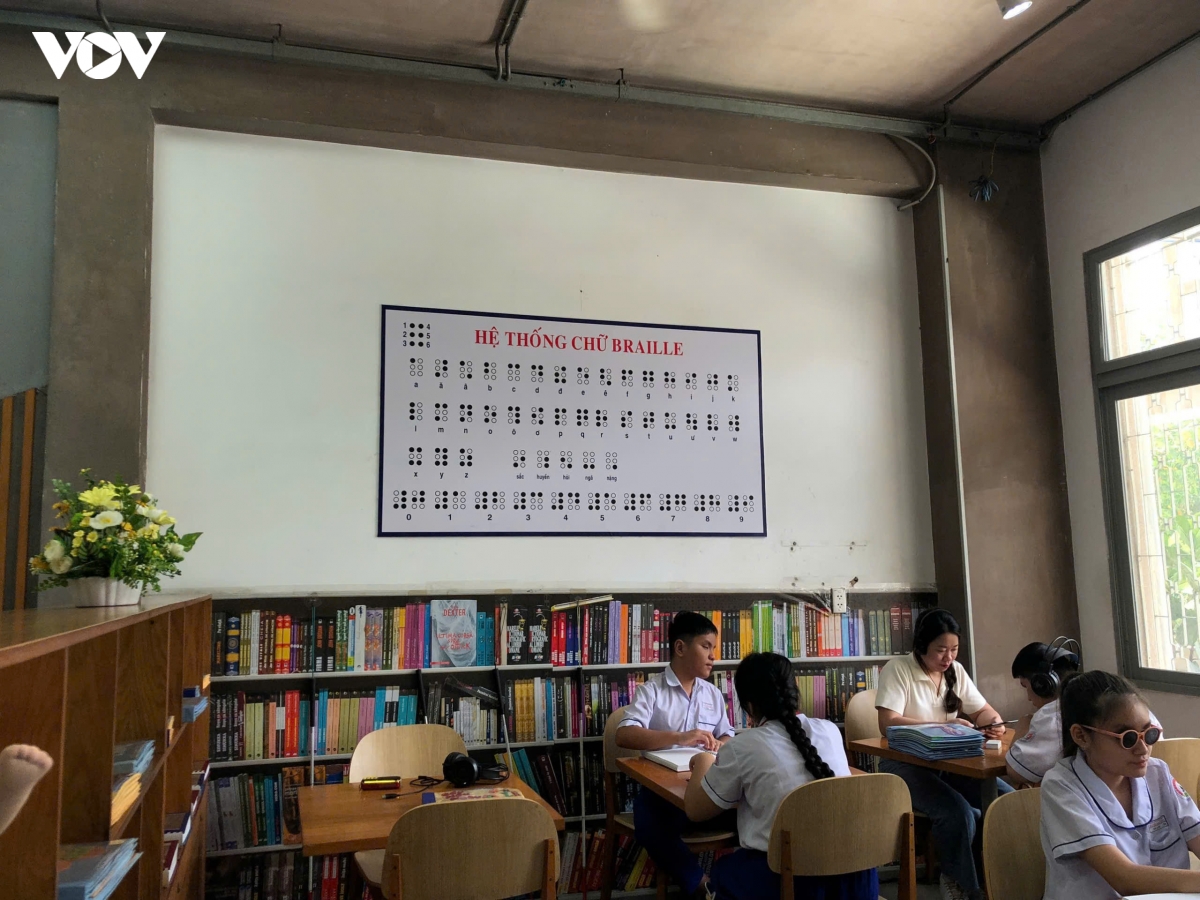lan dau hoi sach thieu nhi tp.hcm co khong gian doc sach danh cho nguoi khiem thi hinh anh 2