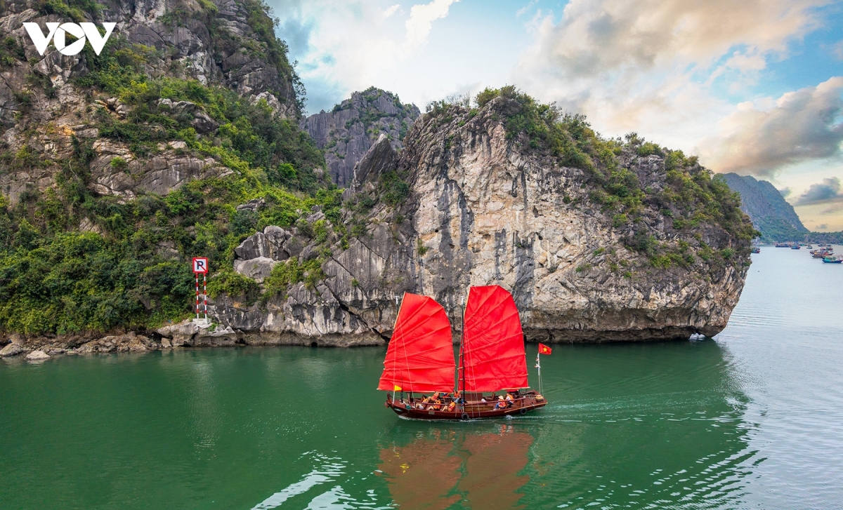 lenh denh cung canh buom do thuyen ba vach tren vinh ha long hinh anh 2