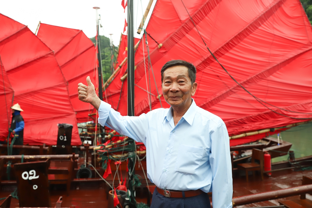 lenh denh cung canh buom do thuyen ba vach tren vinh ha long hinh anh 4