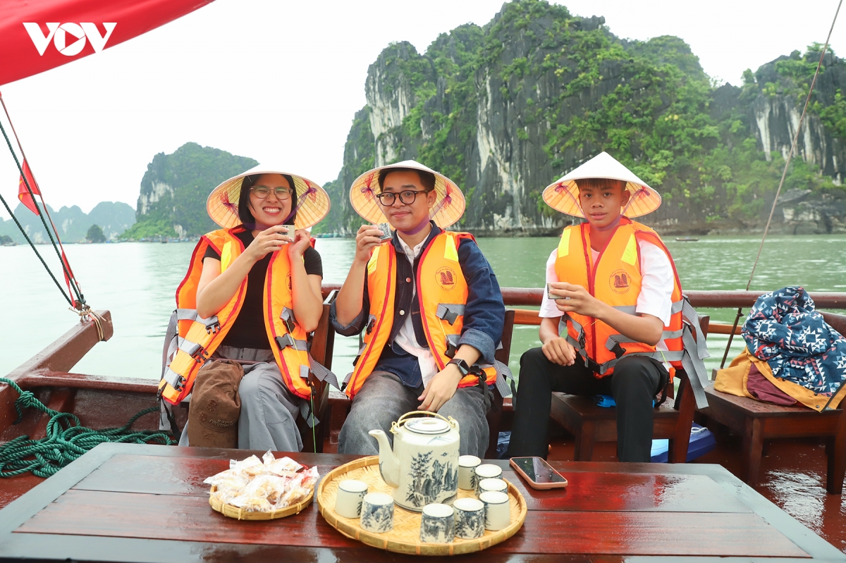 lenh denh cung canh buom do thuyen ba vach tren vinh ha long hinh anh 7
