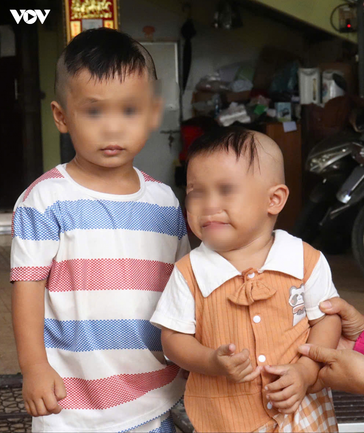 tiep nhan, ban giao 2 tre em bi bo roi truoc cong chua den don vi cham soc hinh anh 1
