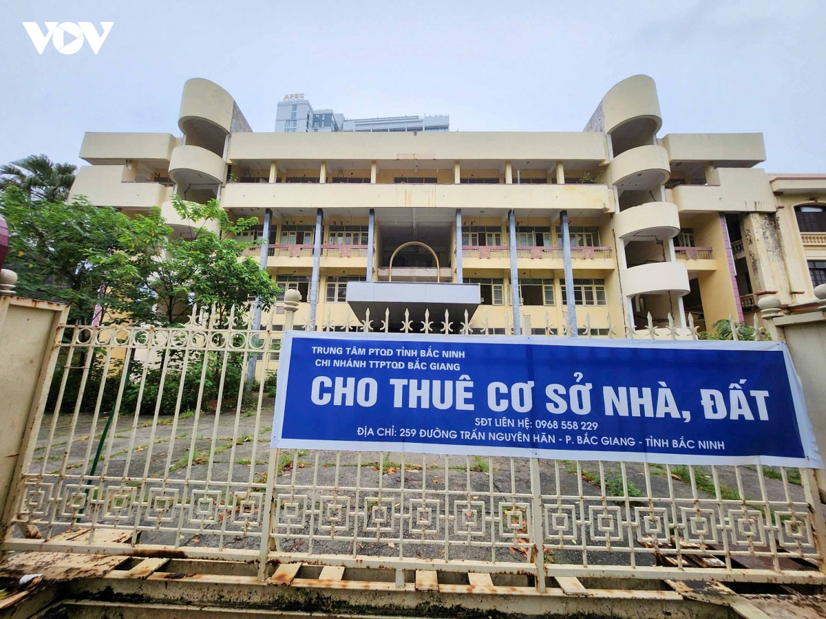loat tru so cong o bac ninh bo hoang tren dat vang sap duoc dau gia hinh anh 6