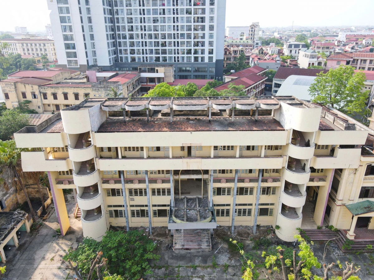 loat tru so cong o bac ninh bo hoang tren dat vang sap duoc dau gia hinh anh 11