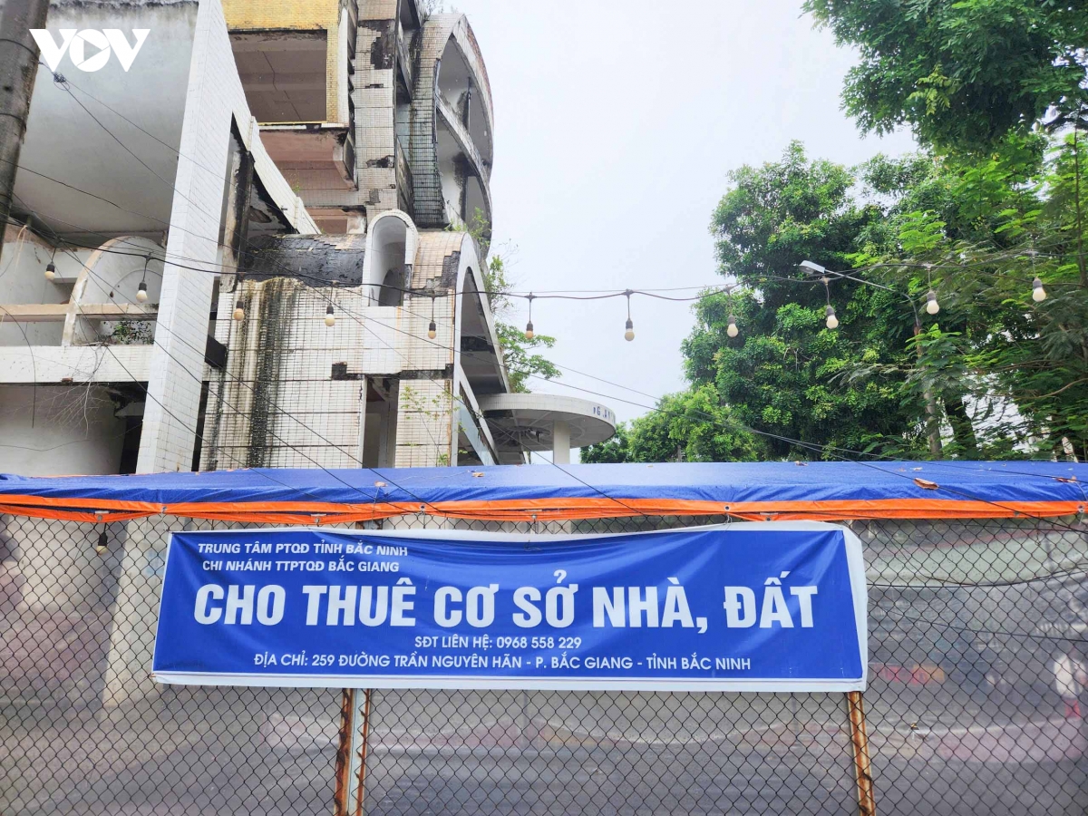 loat tru so cong o bac ninh bo hoang tren dat vang sap duoc dau gia hinh anh 4