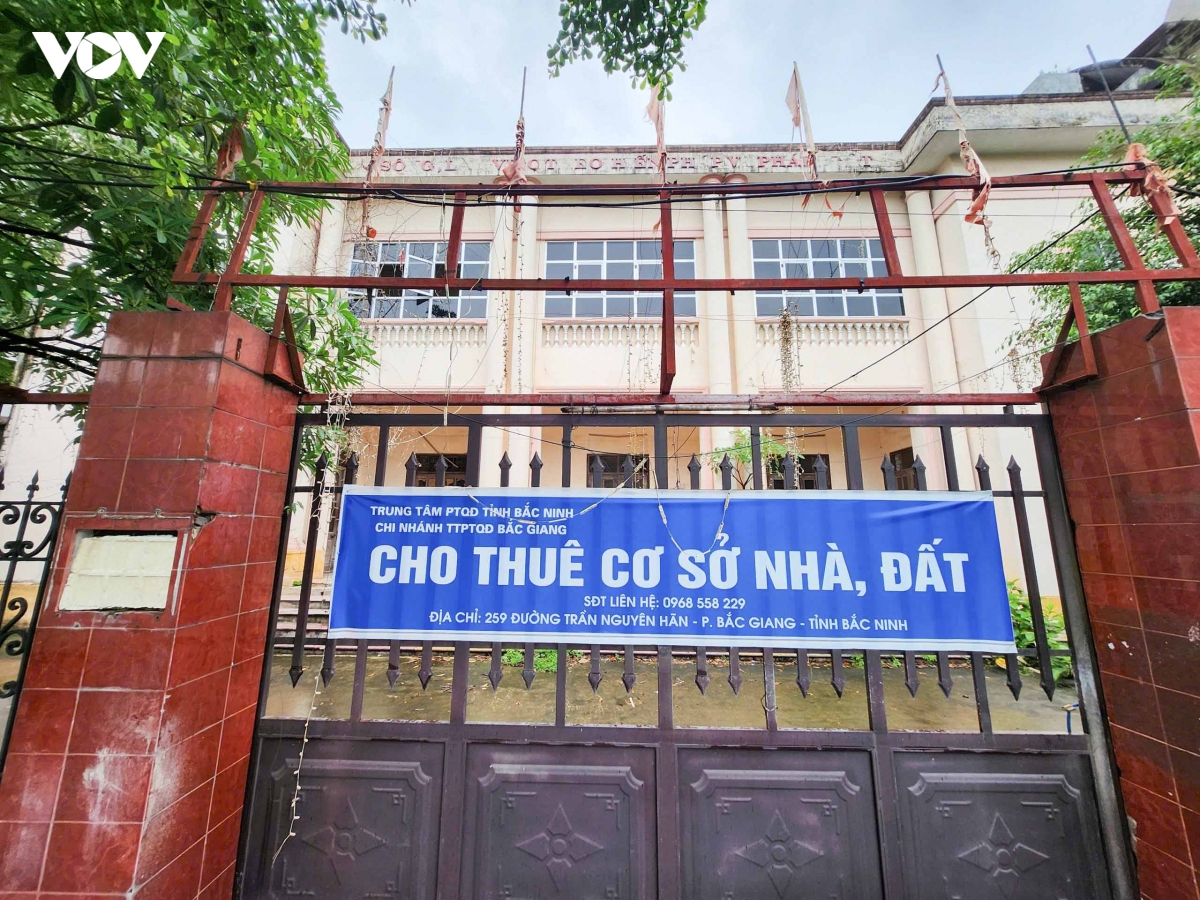 loat tru so cong o bac ninh bo hoang tren dat vang sap duoc dau gia hinh anh 9