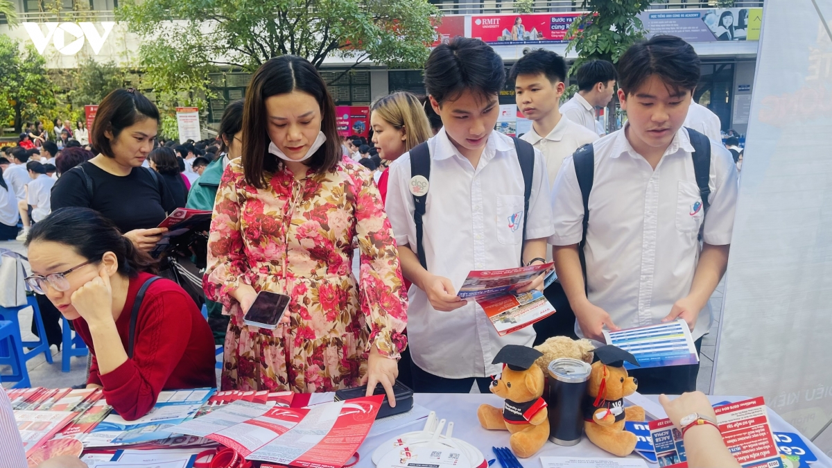 Khi cánh cửa lớp 10 công lập khép lại: Học sinh còn những lối đi nào?