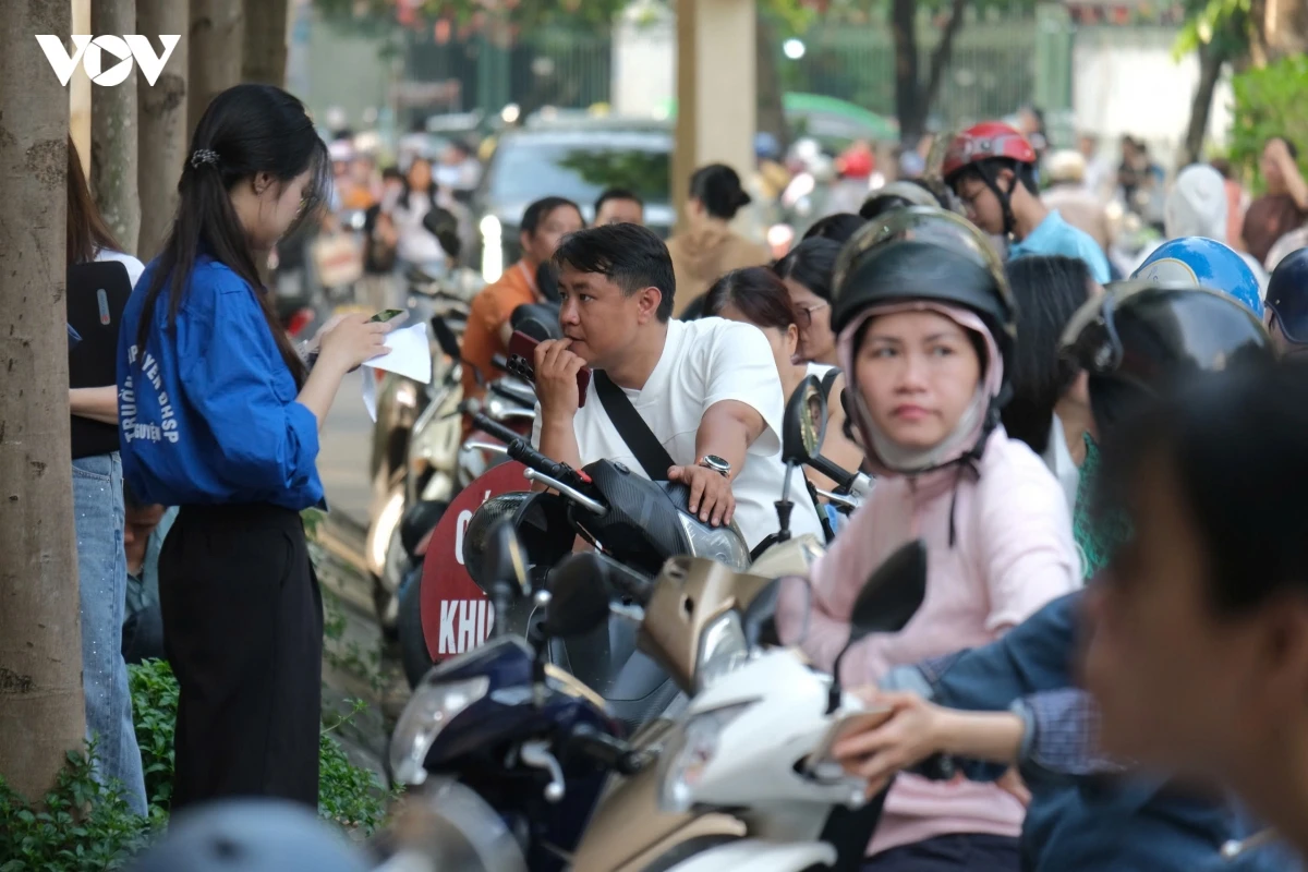 con vao phong thi chuyen su pham, phu huynh moi mat ngong theo hinh anh 7
