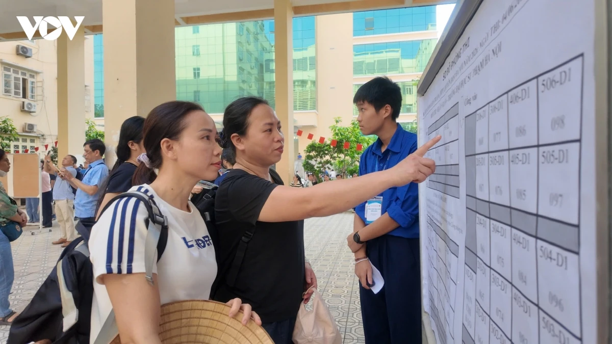 con vao phong thi chuyen su pham, phu huynh moi mat ngong theo hinh anh 8