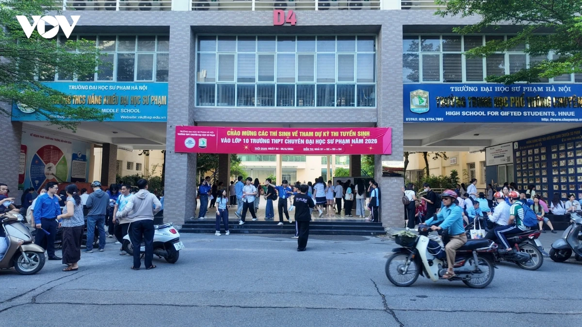 con vao phong thi chuyen su pham, phu huynh moi mat ngong theo hinh anh 1