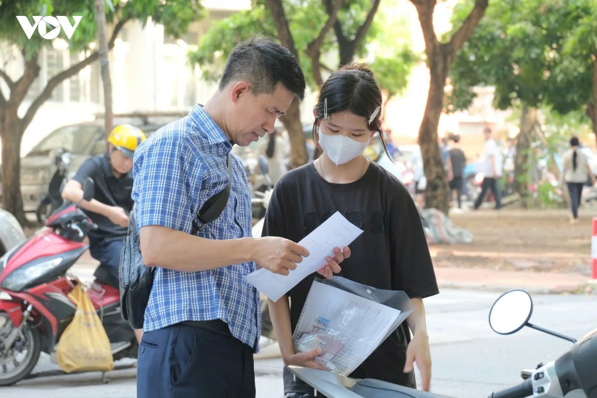 con vao phong thi chuyen su pham, phu huynh moi mat ngong theo hinh anh 3