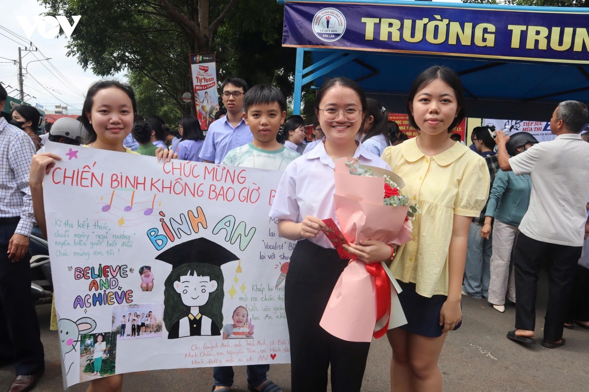 xin phep di ve sinh roi mang dien thoai vao phong thi, thi sinh bi dinh chi hinh anh 2