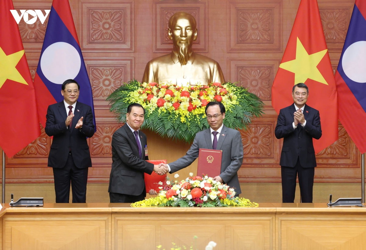viet nam va lao trao nhieu van kien hop tac quan trong hinh anh 2