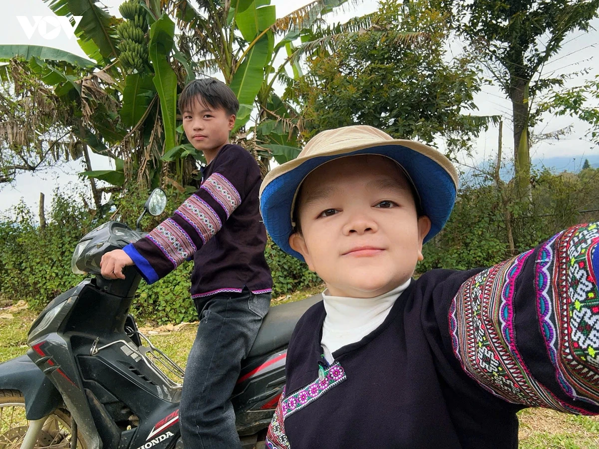 chang trai ti hon nguoi mong va giac mo vuot qua dinh nui hinh anh 4