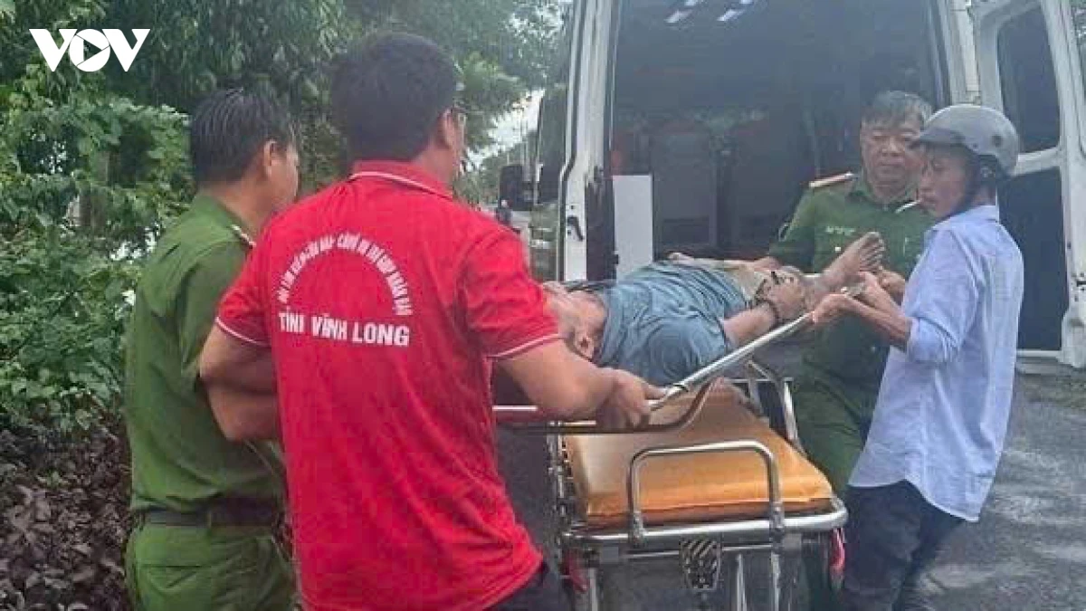 vinh long kip thoi cuu song nguoi dan ong nhay cau co chien tu tu hinh anh 2