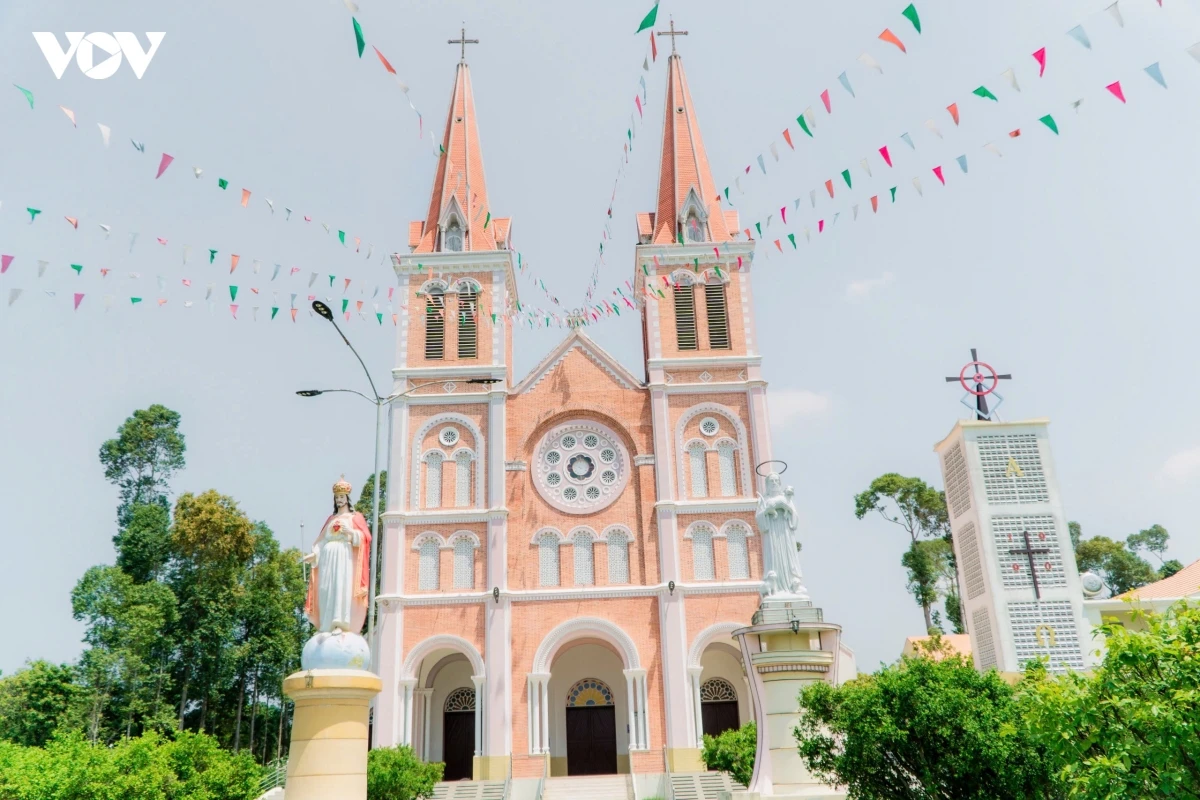 nha tho mac bac thanh duong roman noi tieng tai vinh long hinh anh 2