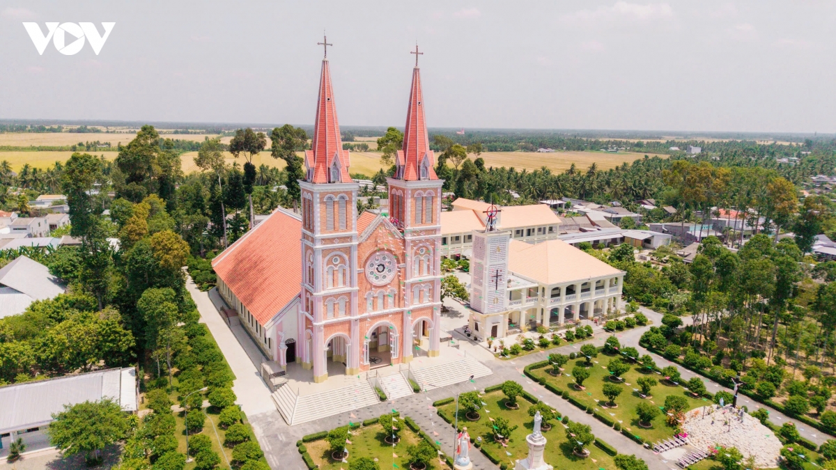 nha tho mac bac thanh duong roman noi tieng tai vinh long hinh anh 3