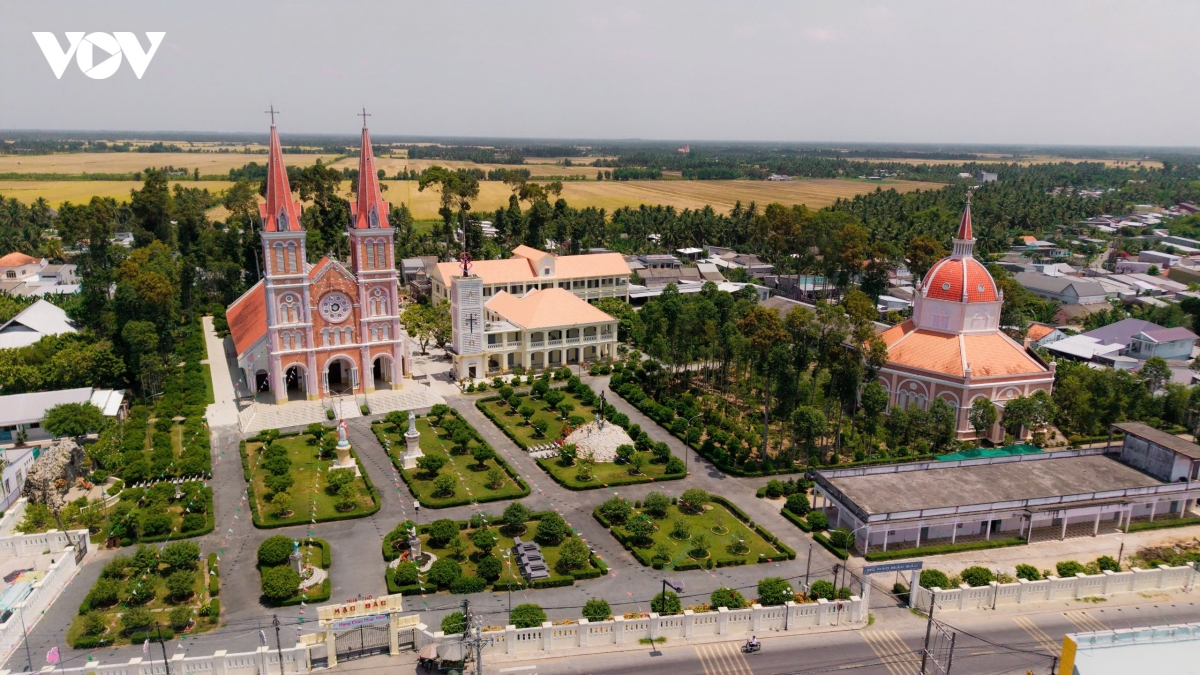 nha tho mac bac thanh duong roman noi tieng tai vinh long hinh anh 5