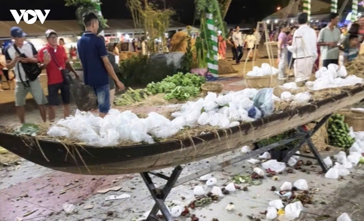 Tiểu cảnh trái cây bị vặt phá ngay trong đêm khai mạc lễ hội trái cây Đồng Tháp