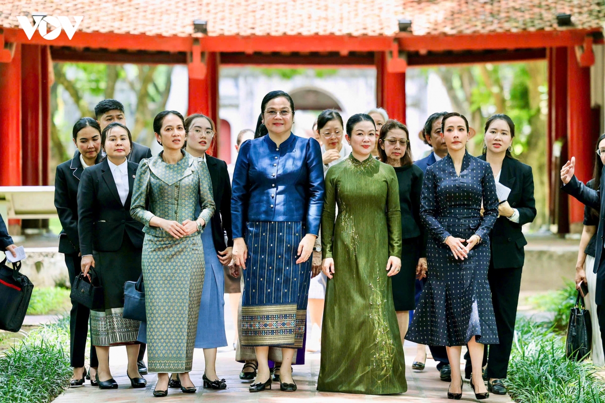 phu nhan thu tuong le minh hung cung cac phu nhan nuoc ban tham quan van mieu hinh anh 2