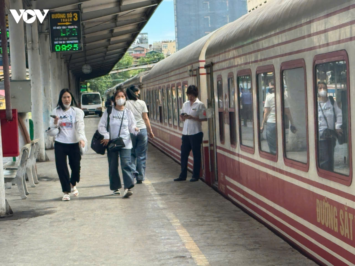 toan canh duong sat bac - nam tu ga ha noi den ga ngoc hoi hinh anh 3