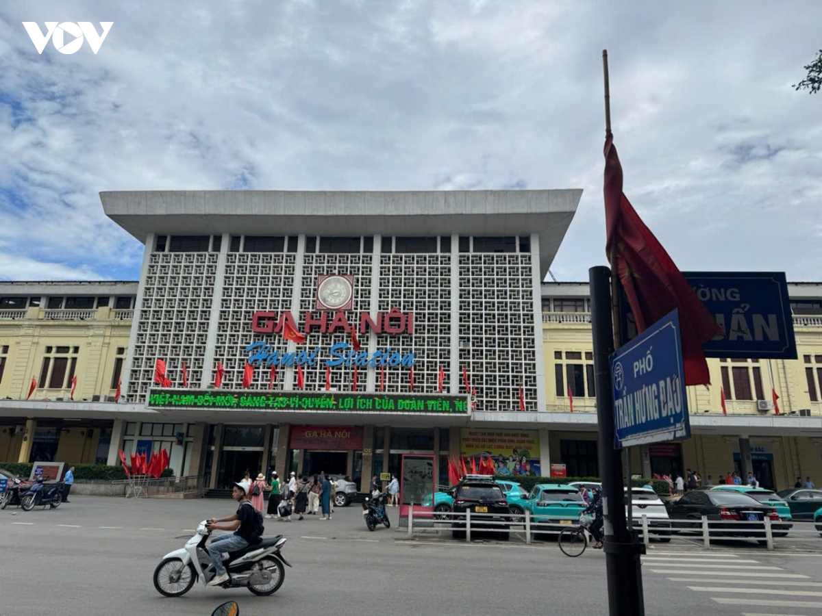 toan canh duong sat bac - nam tu ga ha noi den ga ngoc hoi hinh anh 1