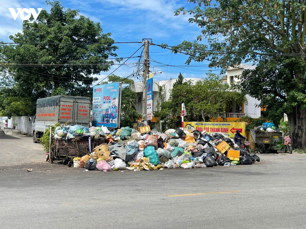 Rác thải ùn ứ, ngập ngụa nhiều tuyến phố trung tâm ở Thanh Hóa