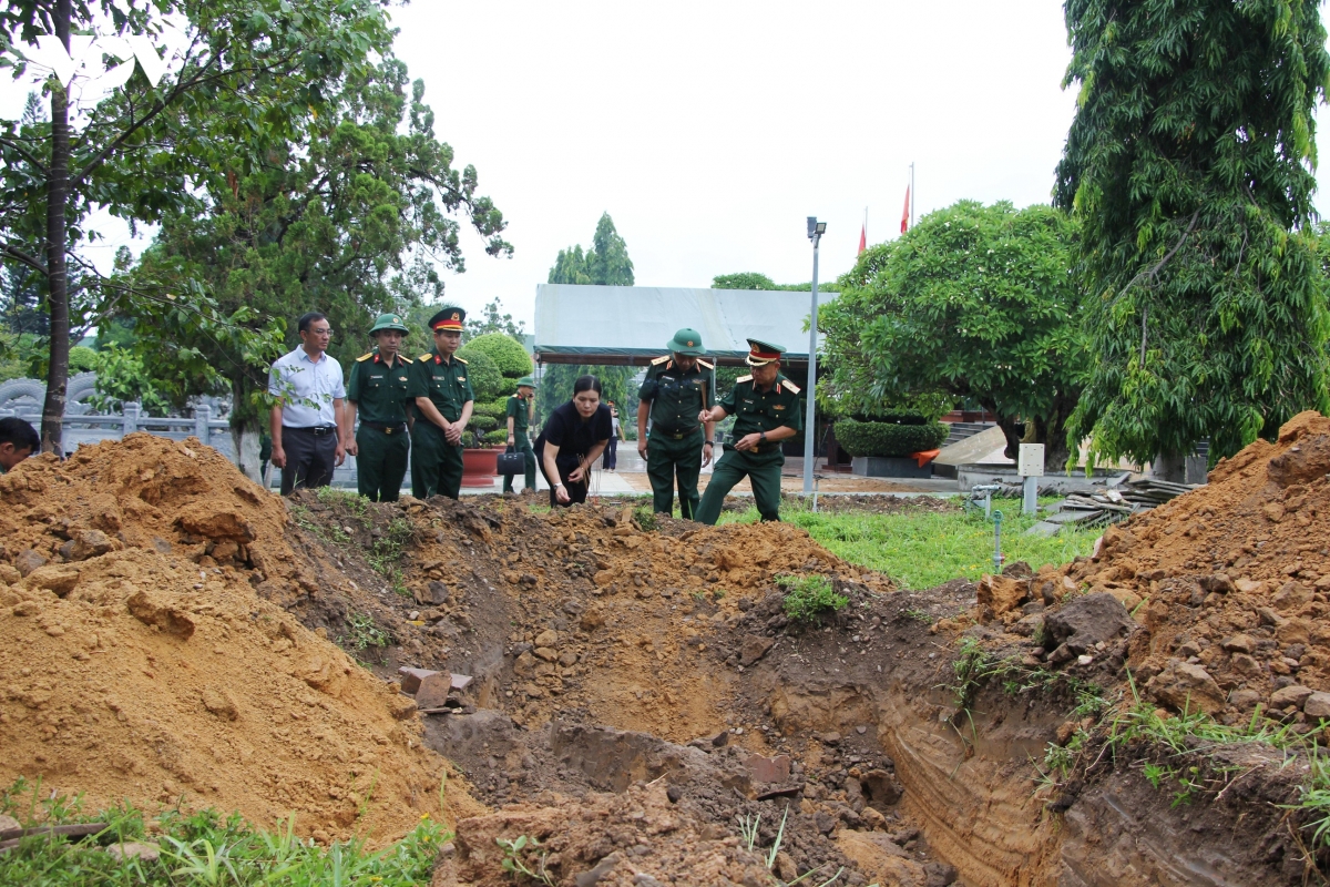 Thượng tướng Lê Quang Minh kiểm tra hiện trường tìm kiếm liệt sĩ tại Quảng Ngãi