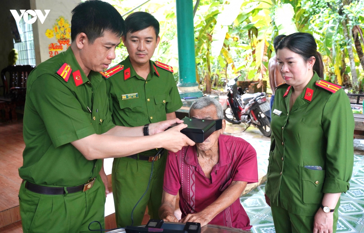 cong an ca mau den tan nha cap can cuoc cho nguoi yeu the hinh anh 1