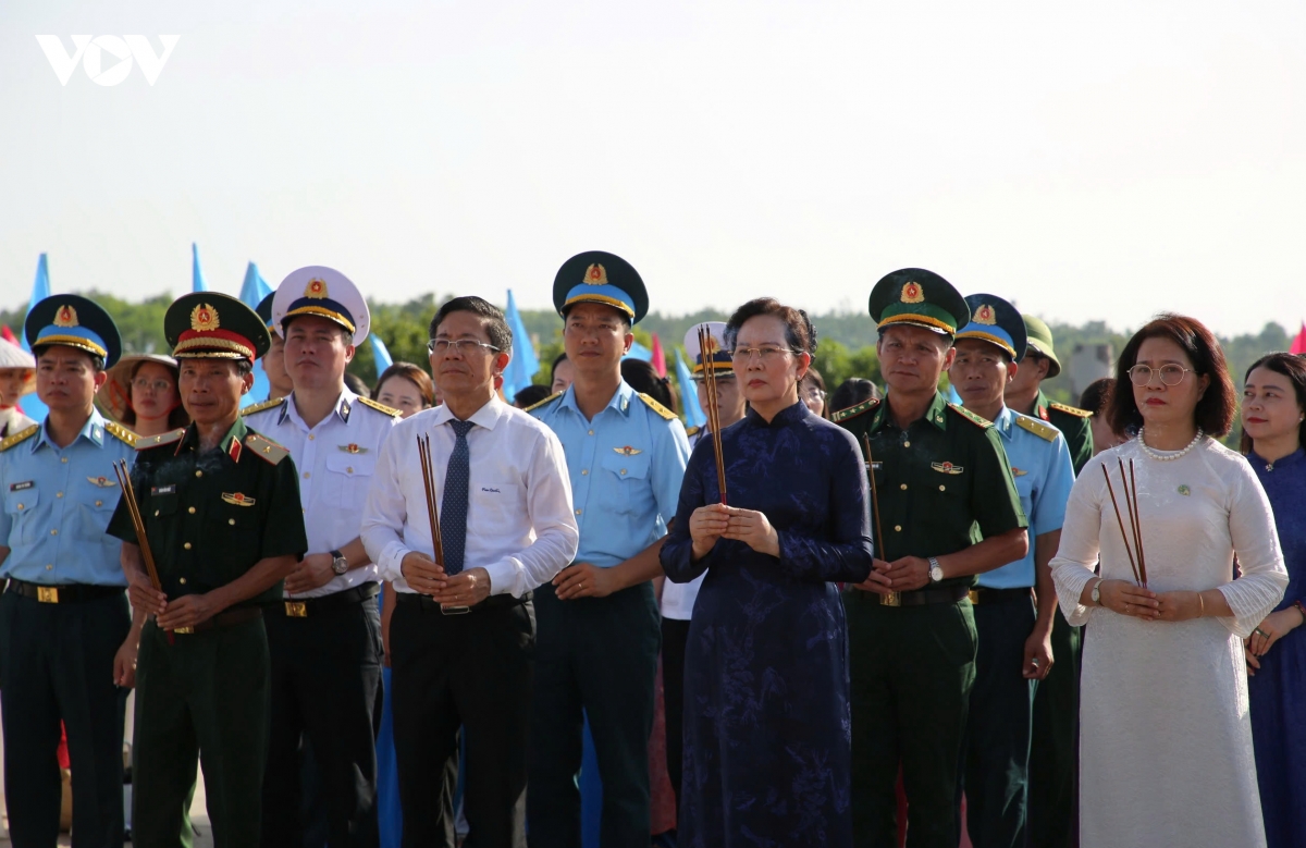hon 1.500 phu nu Da nang dang hoa tri an me viet nam anh hung hinh anh 1
