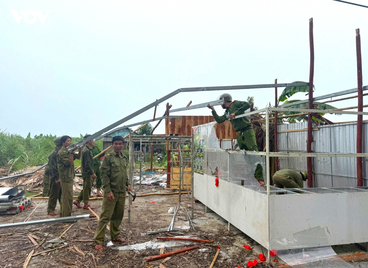 mua loc bat ngo, gay thiet hai 27 nha dan tai ca mau hinh anh 1